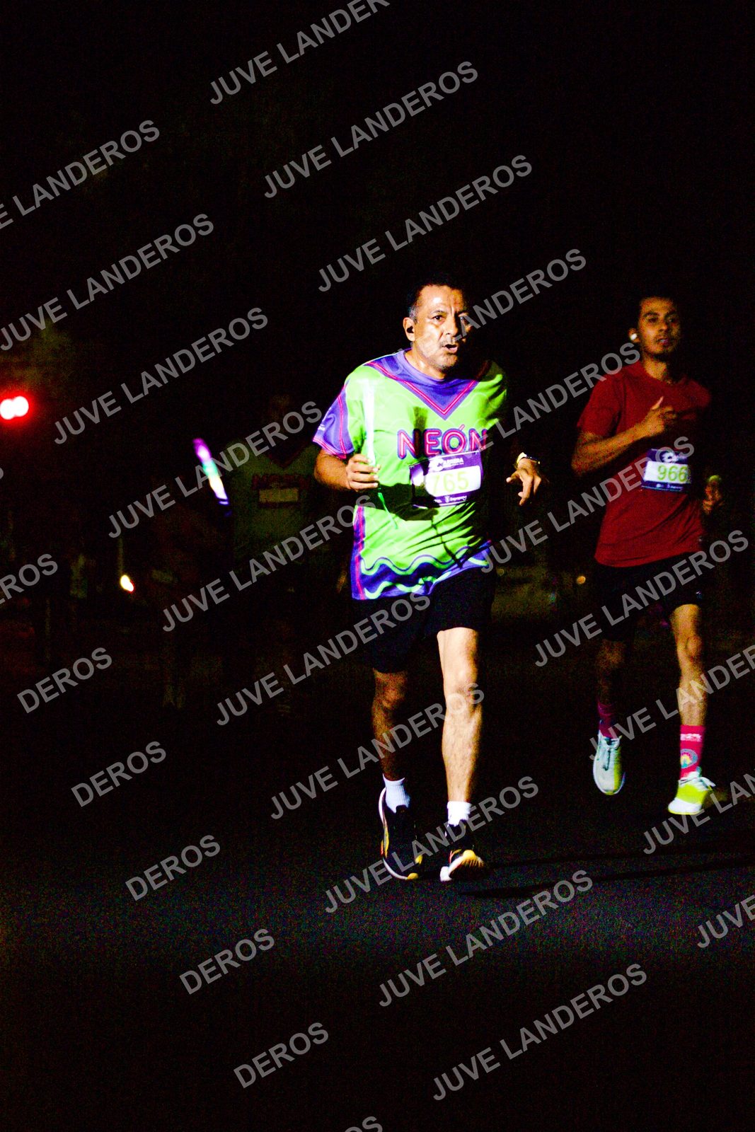 Foto de la Carrera Neón 2026 (Serial Corramos Zapopan) en Parque de las Niñas y los Niños, Blvd. Panamericano 430, Zapopan a las 20:11 · dorsal 966