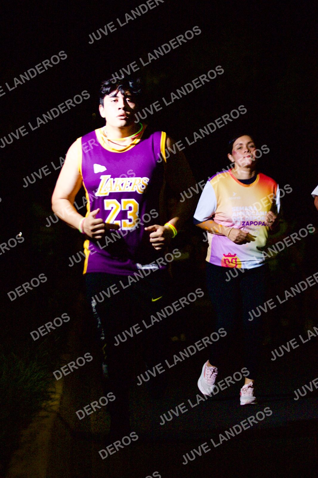 Foto de la Carrera Neón 2026 (Serial Corramos Zapopan) en Parque de las Niñas y los Niños, Blvd. Panamericano 430, Zapopan a las 20:22 · dorsal 23