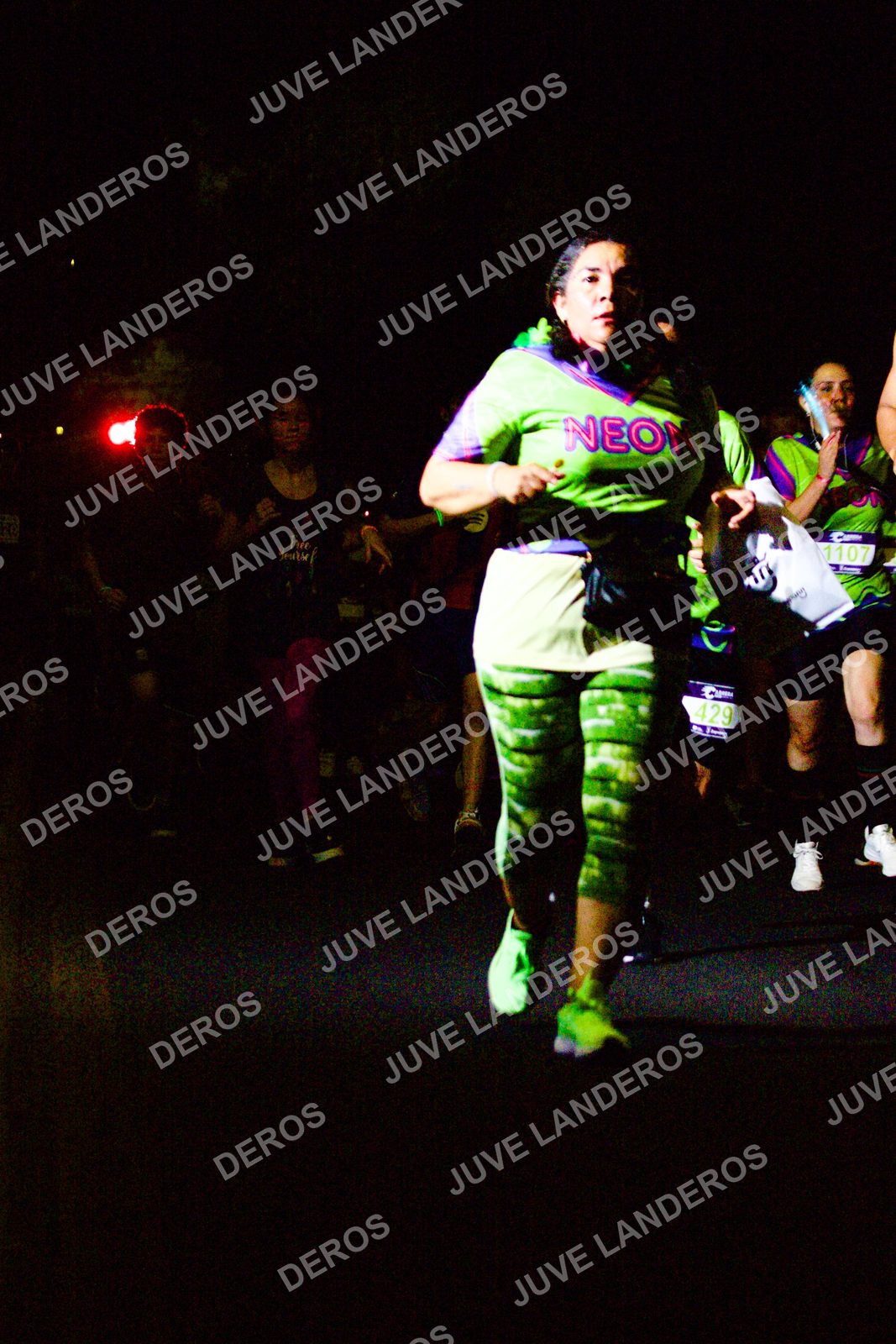 Foto de la Carrera Neón 2026 (Serial Corramos Zapopan) en Parque de las Niñas y los Niños, Blvd. Panamericano 430, Zapopan a las 20:17 · dorsal 429, 1107