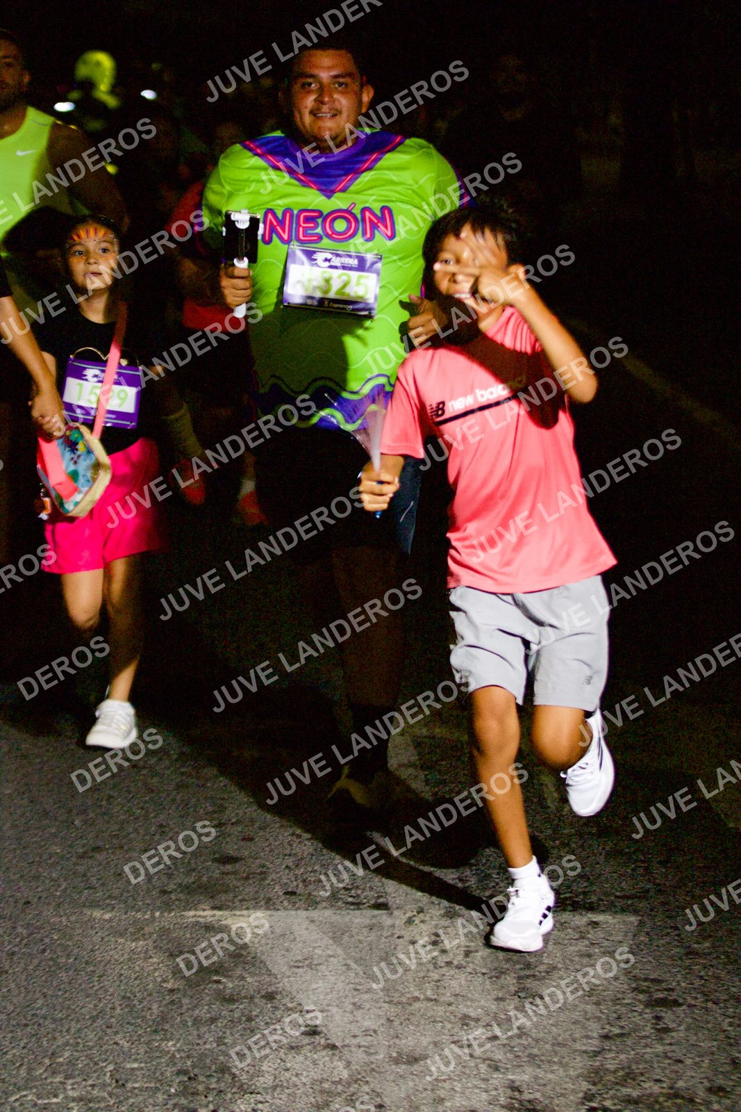 Foto de la Carrera Neón 2026 (Serial Corramos Zapopan) en Parque de las Niñas y los Niños, Blvd. Panamericano 430, Zapopan a las 20:35 · dorsal 1529
