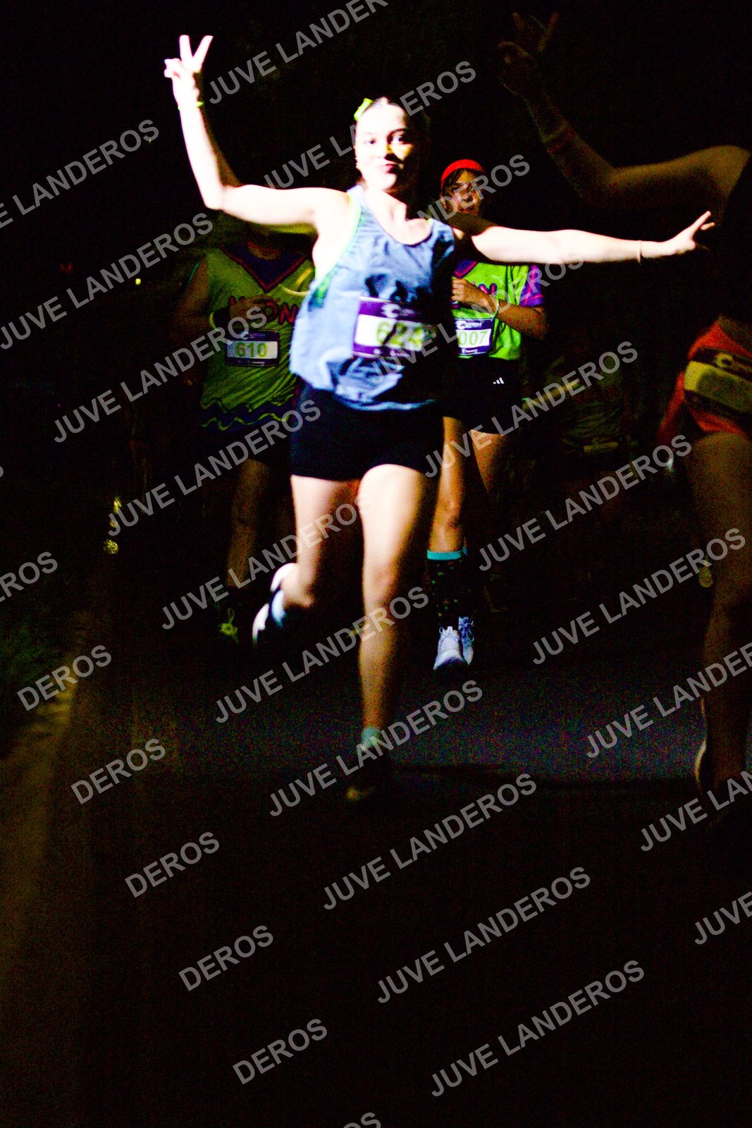 Foto de la Carrera Neón 2026 (Serial Corramos Zapopan) en Parque de las Niñas y los Niños, Blvd. Panamericano 430, Zapopan a las 20:17 · dorsal 610, 624