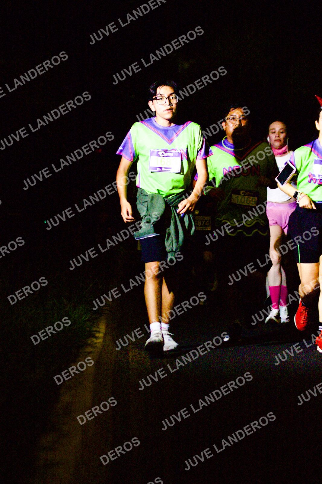 Foto de la Carrera Neón 2026 (Serial Corramos Zapopan) en Parque de las Niñas y los Niños, Blvd. Panamericano 430, Zapopan a las 20:15 · dorsal 1874, 68, 1069