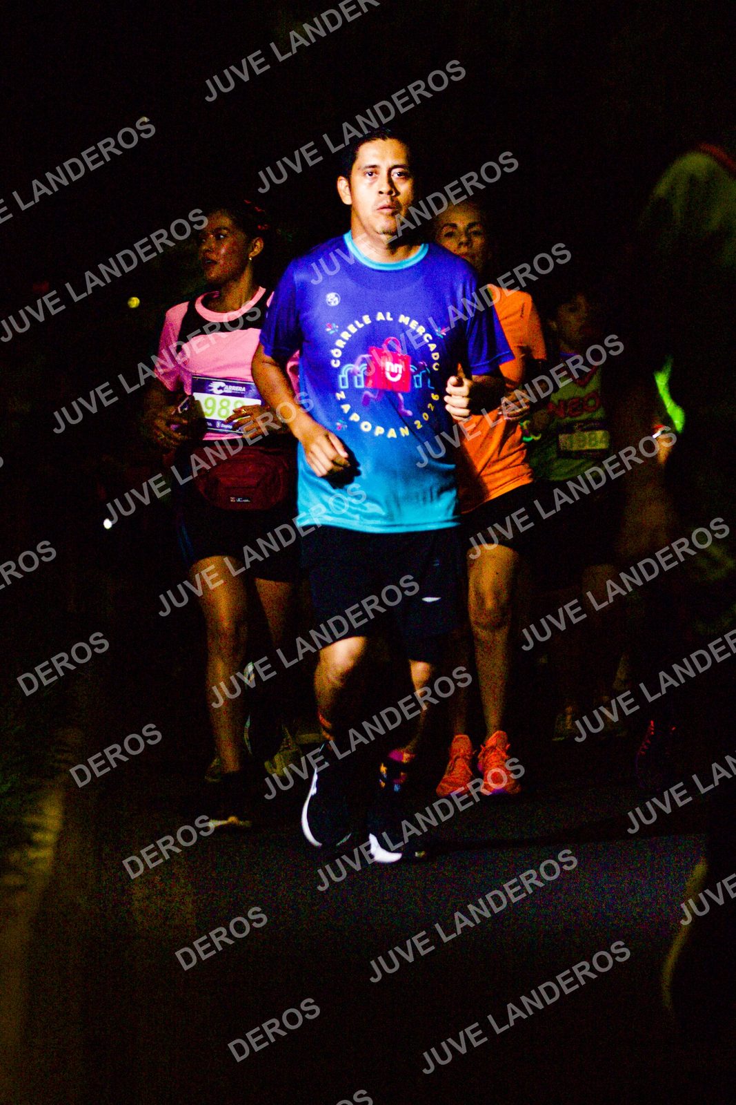 Foto de la Carrera Neón 2026 (Serial Corramos Zapopan) en Parque de las Niñas y los Niños, Blvd. Panamericano 430, Zapopan a las 20:19 · dorsal 98