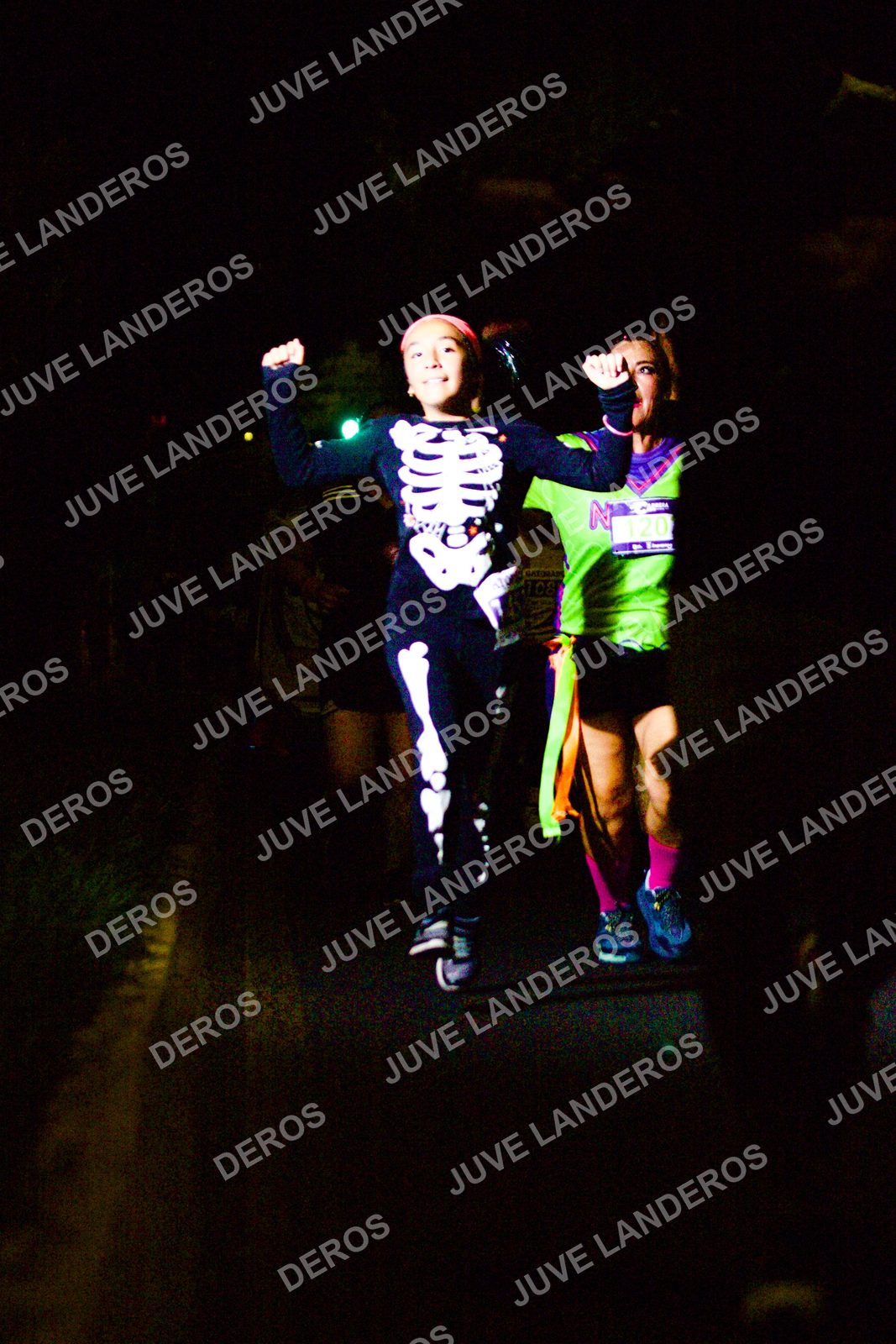 Foto de la Carrera Neón 2026 (Serial Corramos Zapopan) en Parque de las Niñas y los Niños, Blvd. Panamericano 430, Zapopan a las 20:16 · dorsal 120, 108