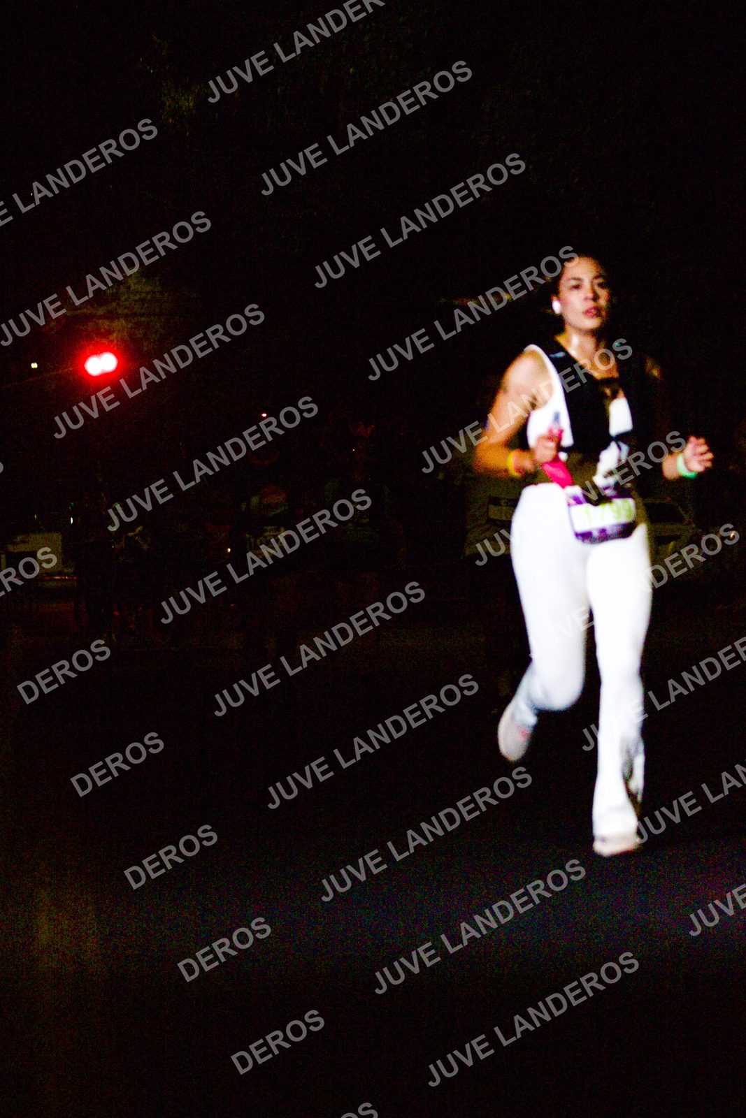 Foto de la Carrera Neón 2026 (Serial Corramos Zapopan) en Parque de las Niñas y los Niños, Blvd. Panamericano 430, Zapopan a las 20:11 · dorsal 1022