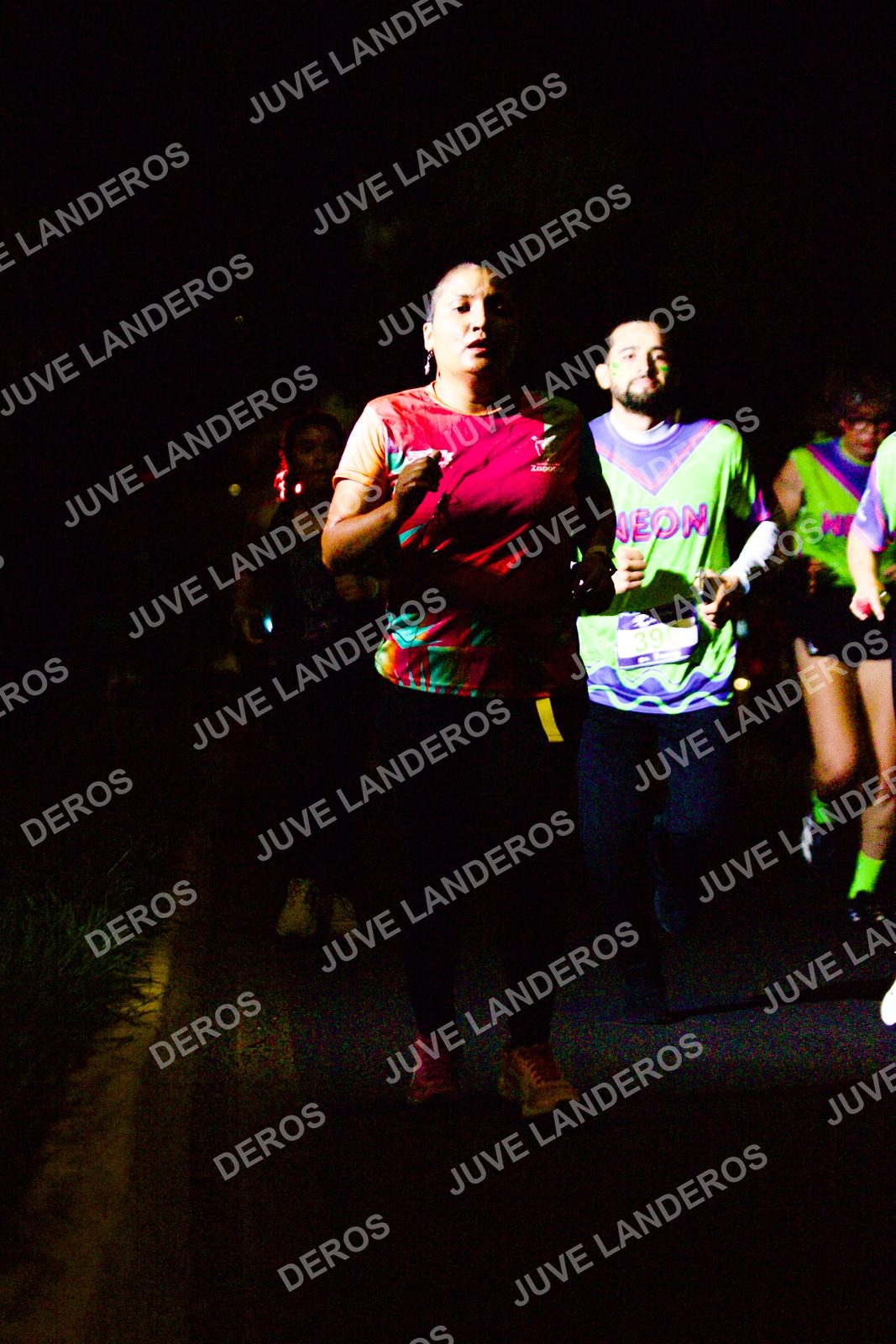 Foto de la Carrera Neón 2026 (Serial Corramos Zapopan) en Parque de las Niñas y los Niños, Blvd. Panamericano 430, Zapopan a las 20:13 · dorsal 39