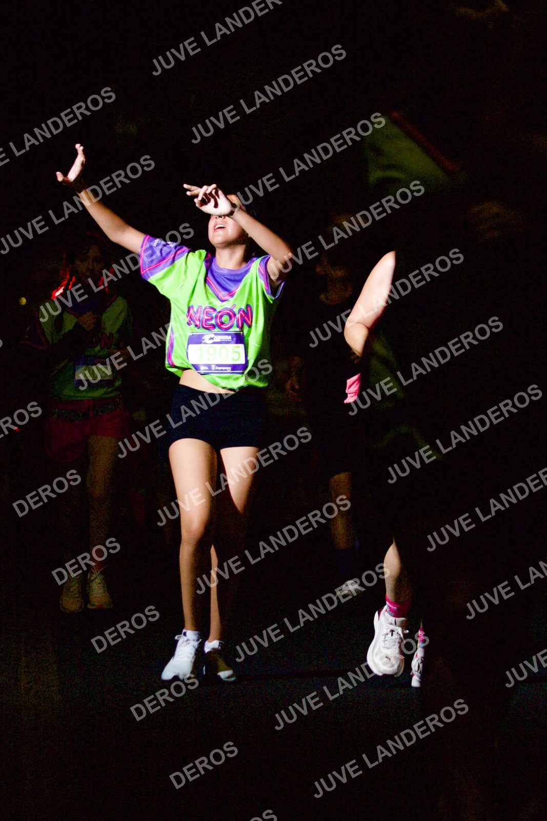 Foto de la Carrera Neón 2026 (Serial Corramos Zapopan) en Parque de las Niñas y los Niños, Blvd. Panamericano 430, Zapopan a las 20:18 · dorsal 1905, 803