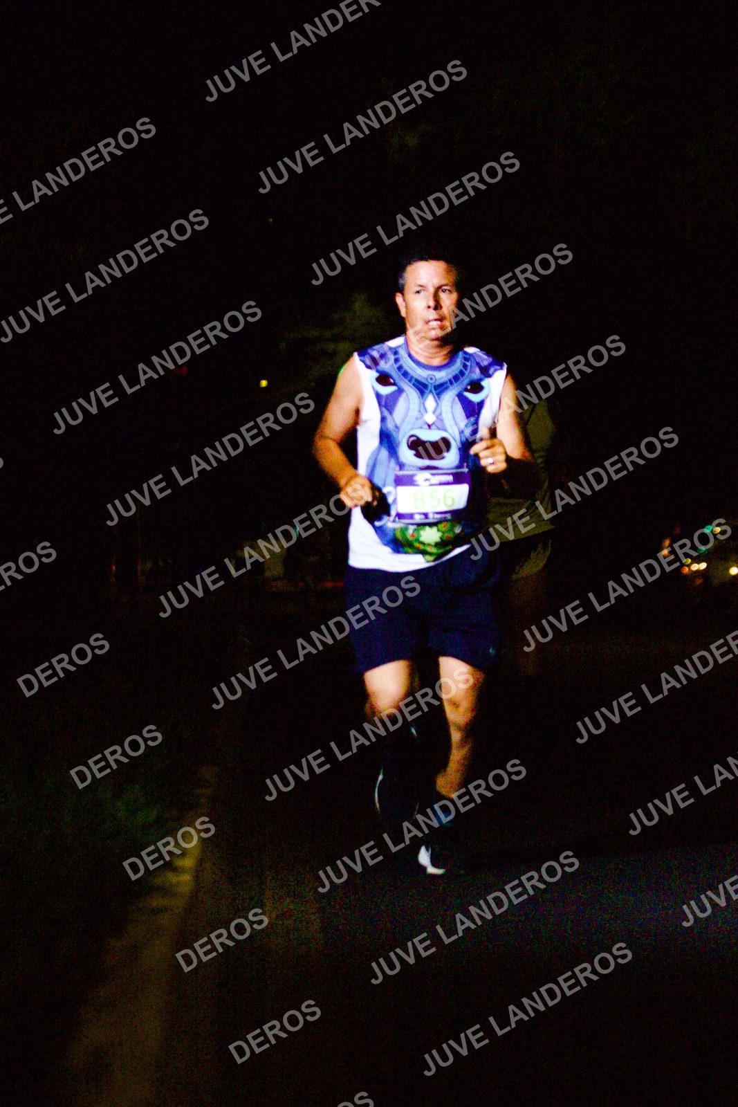 Foto de la Carrera Neón 2026 (Serial Corramos Zapopan) en Parque de las Niñas y los Niños, Blvd. Panamericano 430, Zapopan a las 20:10 · dorsal 856