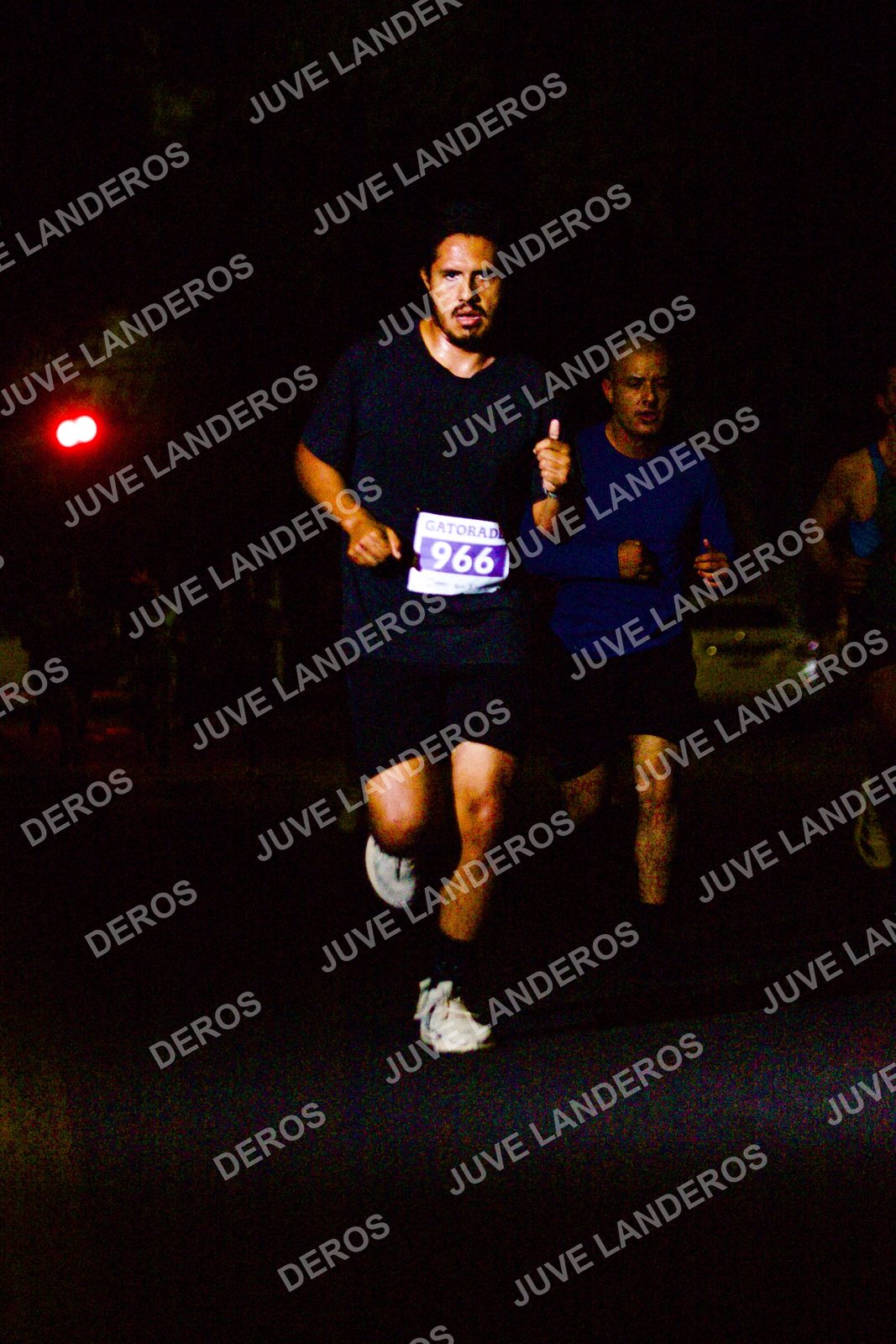 Foto de la Carrera Neón 2026 (Serial Corramos Zapopan) en Parque de las Niñas y los Niños, Blvd. Panamericano 430, Zapopan a las 20:09 · dorsal 966