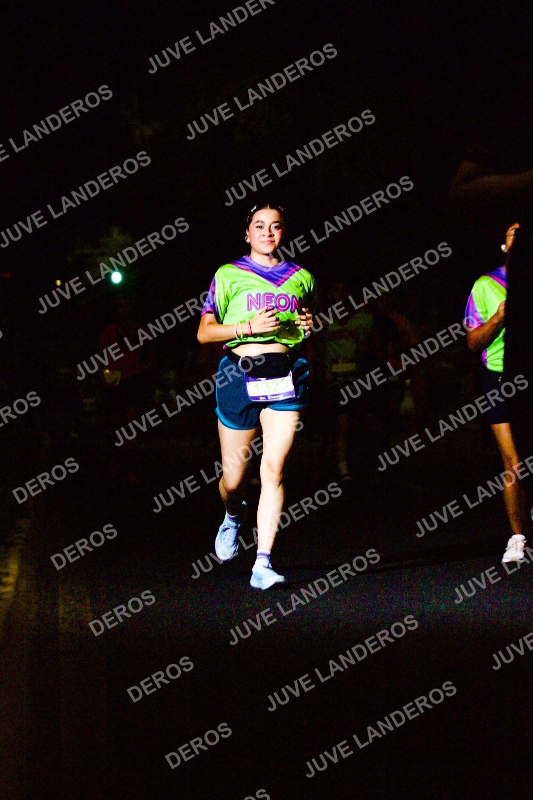 Foto de la Carrera Neón 2026 (Serial Corramos Zapopan) en Parque de las Niñas y los Niños, Blvd. Panamericano 430, Zapopan a las 20:13 · dorsal 132