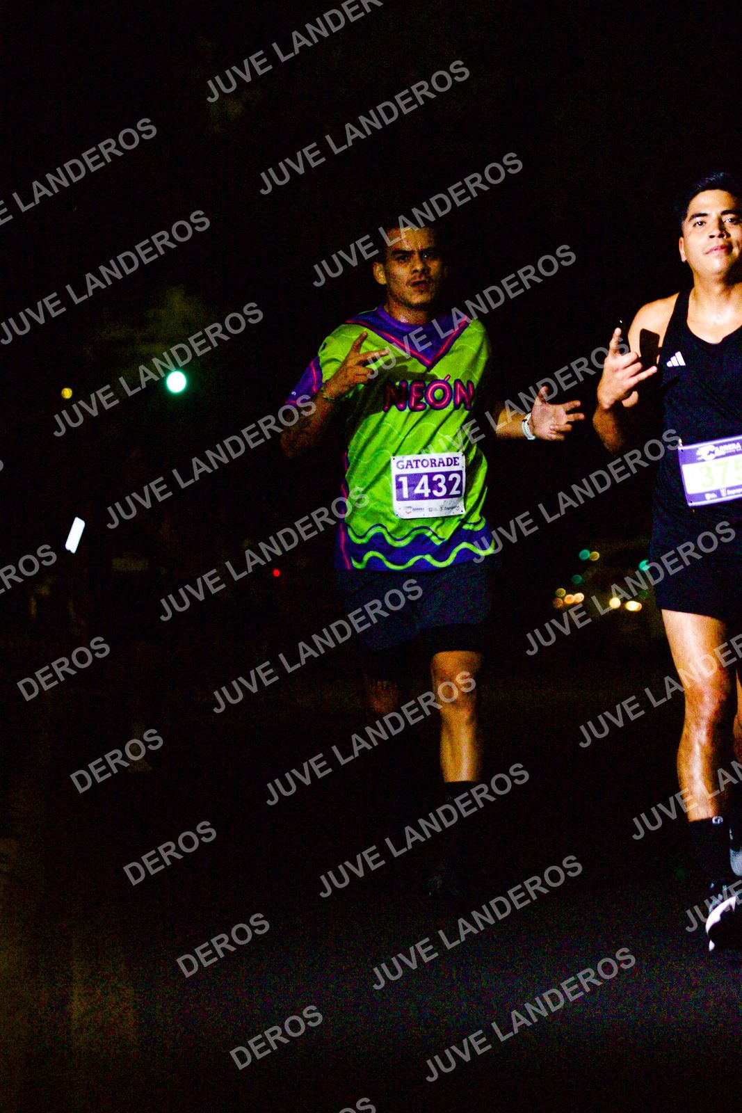 Foto de la Carrera Neón 2026 (Serial Corramos Zapopan) en Parque de las Niñas y los Niños, Blvd. Panamericano 430, Zapopan a las 20:10 · dorsal 1432