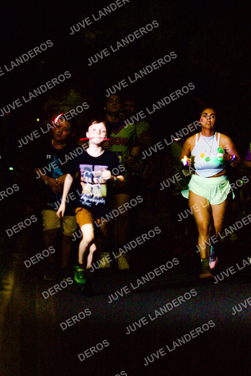 Foto de la Carrera Neón 2026 (Serial Corramos Zapopan) en Parque de las Niñas y los Niños, Blvd. Panamericano 430, Zapopan a las 20:18 · dorsal 11