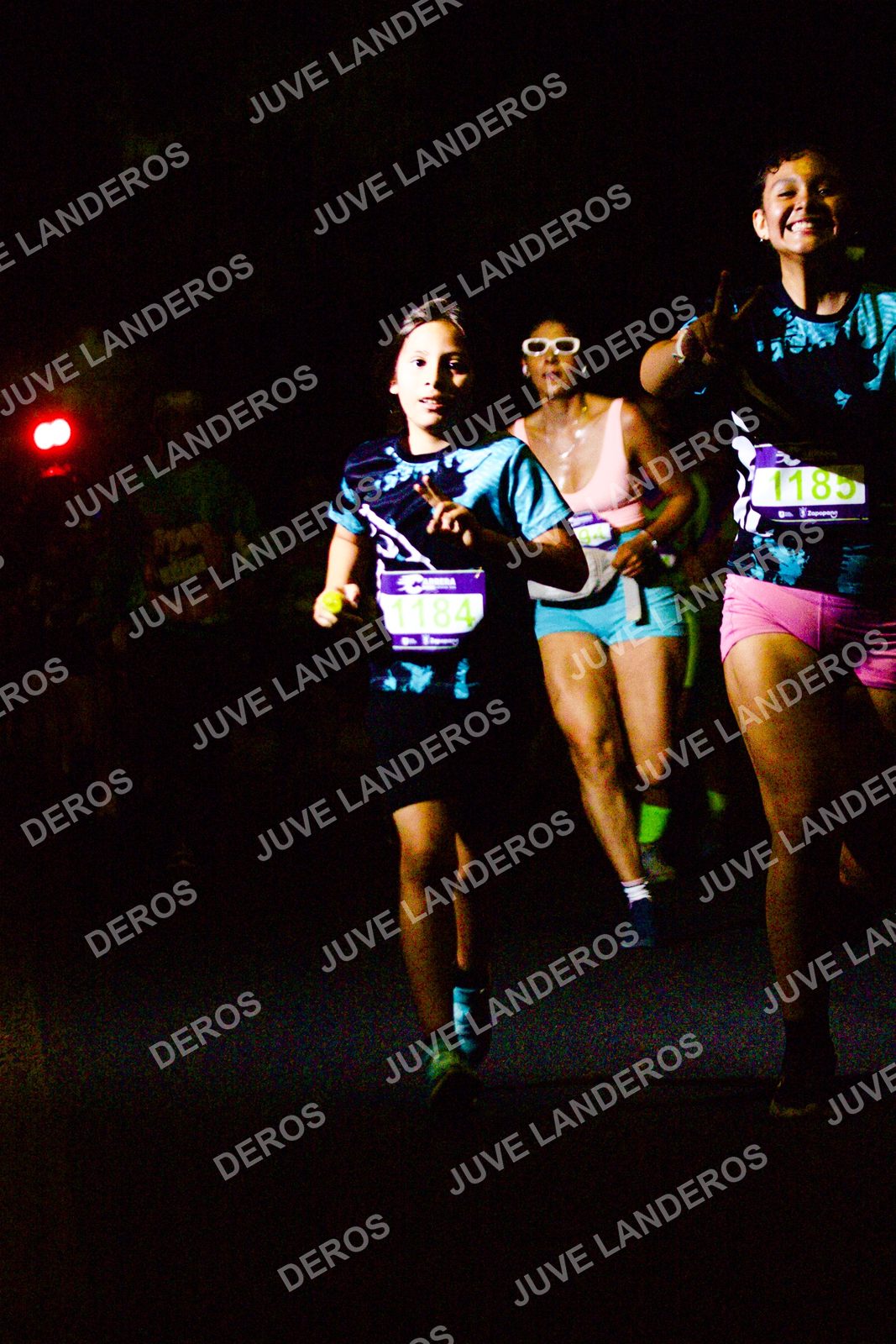 Foto de la Carrera Neón 2026 (Serial Corramos Zapopan) en Parque de las Niñas y los Niños, Blvd. Panamericano 430, Zapopan a las 20:13 · dorsal 1185, 1184