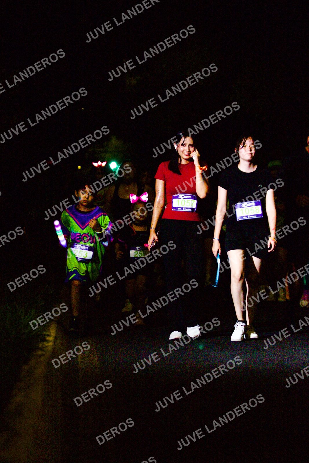 Foto de la Carrera Neón 2026 (Serial Corramos Zapopan) en Parque de las Niñas y los Niños, Blvd. Panamericano 430, Zapopan a las 20:21 · dorsal 1057, 1058, 253