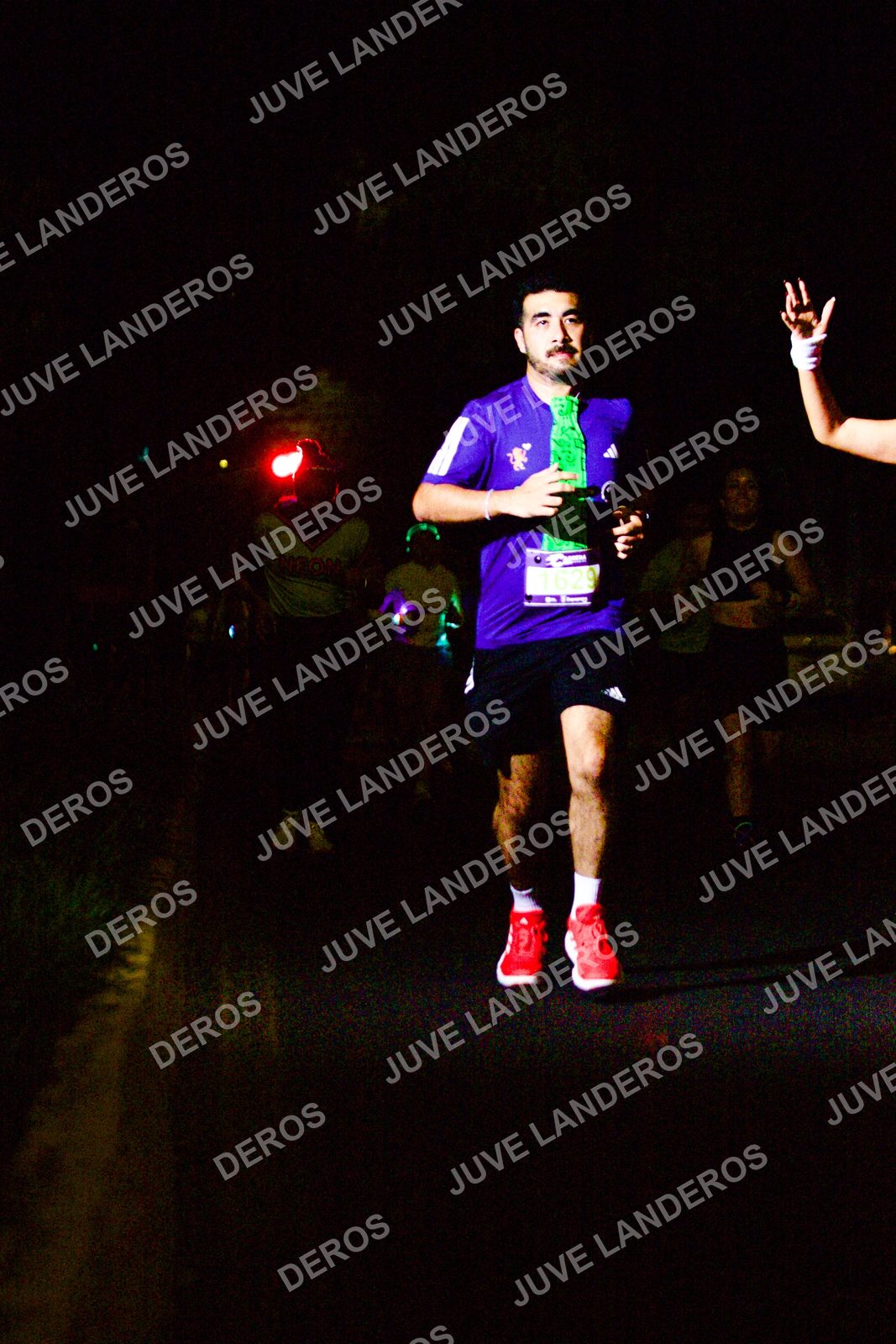 Foto de la Carrera Neón 2026 (Serial Corramos Zapopan) en Parque de las Niñas y los Niños, Blvd. Panamericano 430, Zapopan a las 20:14 · dorsal 1629