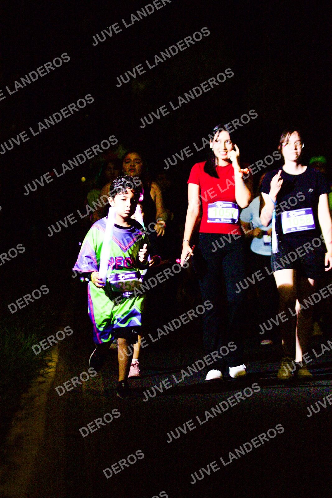 Foto de la Carrera Neón 2026 (Serial Corramos Zapopan) en Parque de las Niñas y los Niños, Blvd. Panamericano 430, Zapopan a las 20:21 · dorsal 1058, 1057