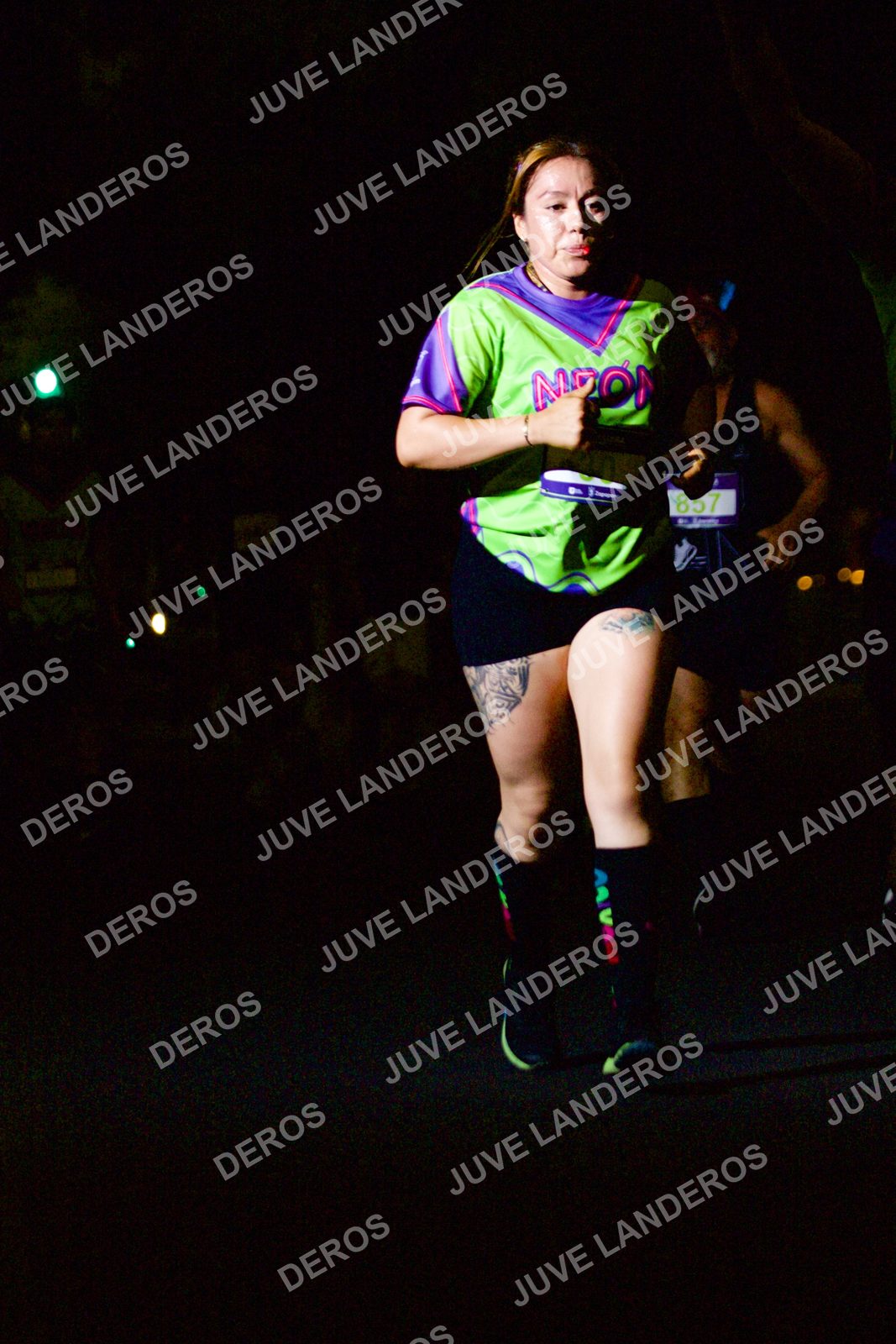 Foto de la Carrera Neón 2026 (Serial Corramos Zapopan) en Parque de las Niñas y los Niños, Blvd. Panamericano 430, Zapopan a las 20:12 · dorsal 857