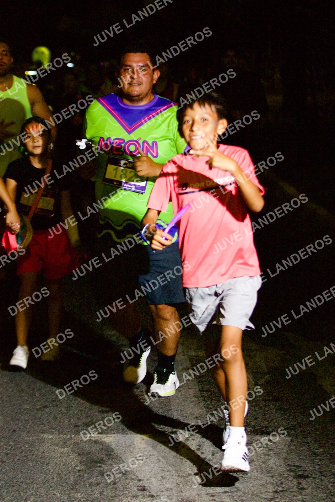 Foto de la Carrera Neón 2026 (Serial Corramos Zapopan) en Parque de las Niñas y los Niños, Blvd. Panamericano 430, Zapopan a las 20:35 · dorsal 182