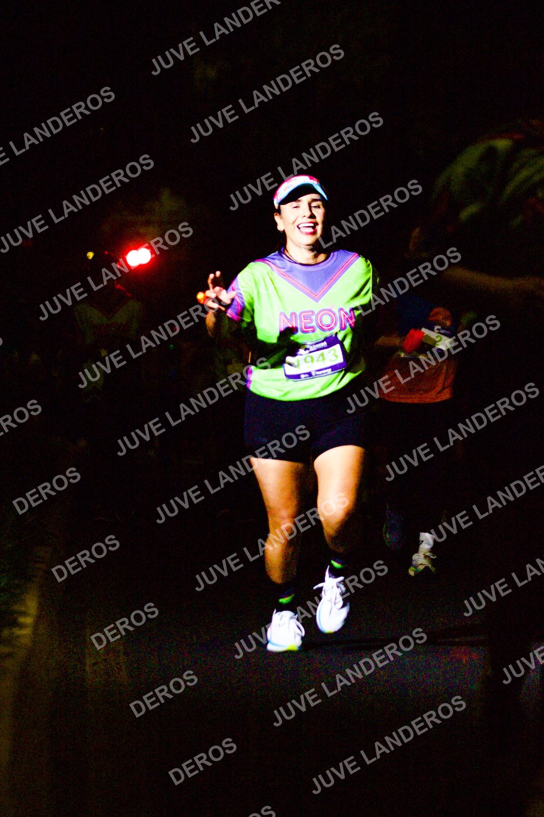 Foto de la Carrera Neón 2026 (Serial Corramos Zapopan) en Parque de las Niñas y los Niños, Blvd. Panamericano 430, Zapopan a las 20:18 · dorsal 1943