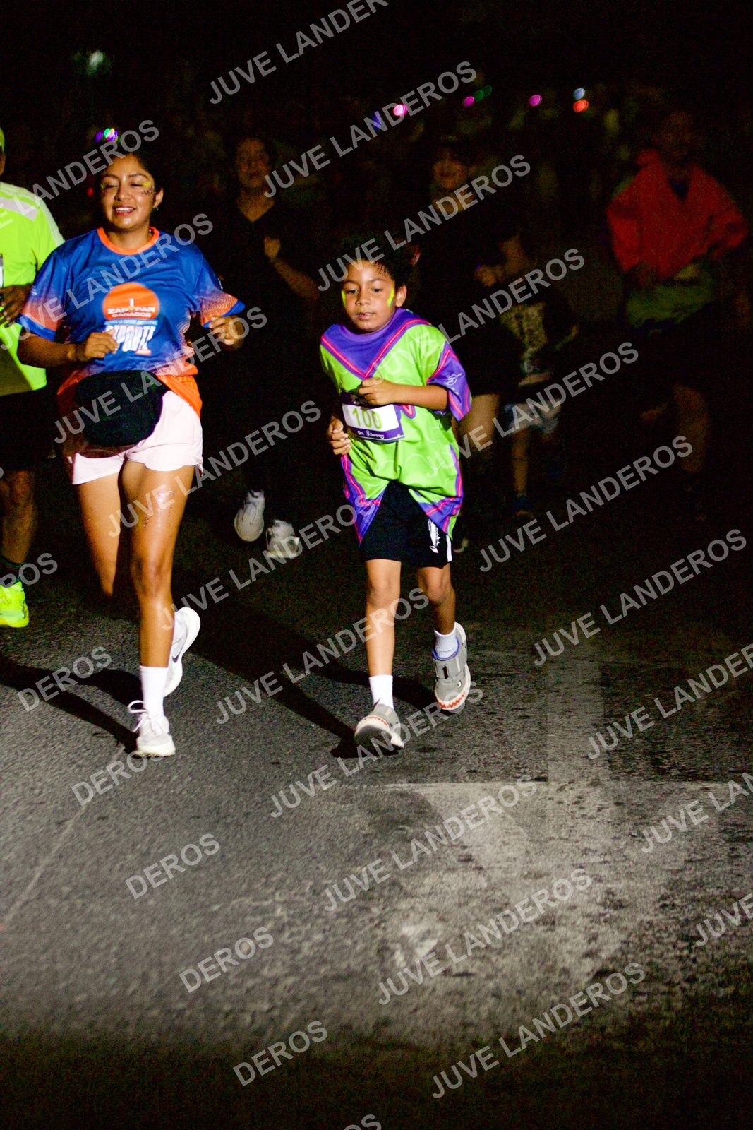 Foto de la Carrera Neón 2026 (Serial Corramos Zapopan) en Parque de las Niñas y los Niños, Blvd. Panamericano 430, Zapopan a las 20:33 · dorsal 100