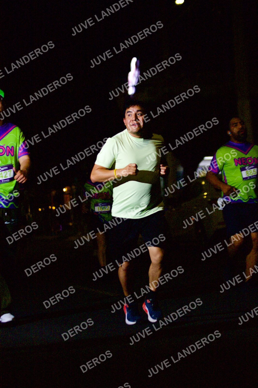 Foto de la Carrera Neón 2026 (Serial Corramos Zapopan) en Parque de las Niñas y los Niños, Blvd. Panamericano 430, Zapopan a las 20:13 · dorsal 885, 1652, 427