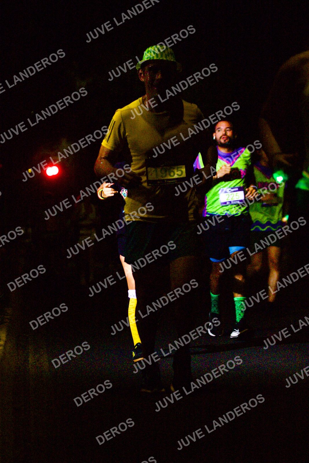Foto de la Carrera Neón 2026 (Serial Corramos Zapopan) en Parque de las Niñas y los Niños, Blvd. Panamericano 430, Zapopan a las 20:15 · dorsal 225, 965