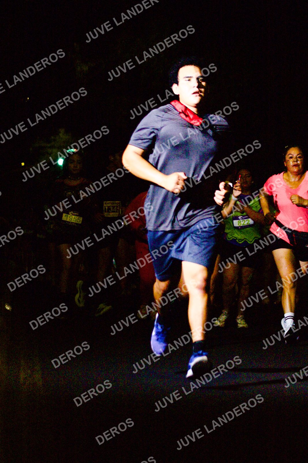 Foto de la Carrera Neón 2026 (Serial Corramos Zapopan) en Parque de las Niñas y los Niños, Blvd. Panamericano 430, Zapopan a las 20:18 · dorsal 822, 1955