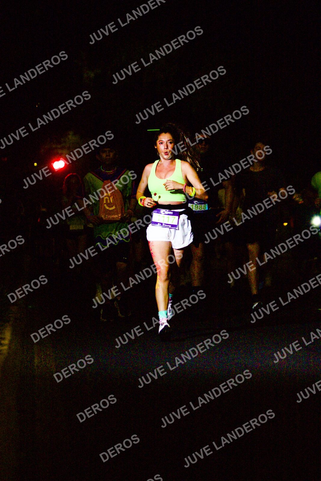 Foto de la Carrera Neón 2026 (Serial Corramos Zapopan) en Parque de las Niñas y los Niños, Blvd. Panamericano 430, Zapopan a las 20:15 · dorsal 988, 1117