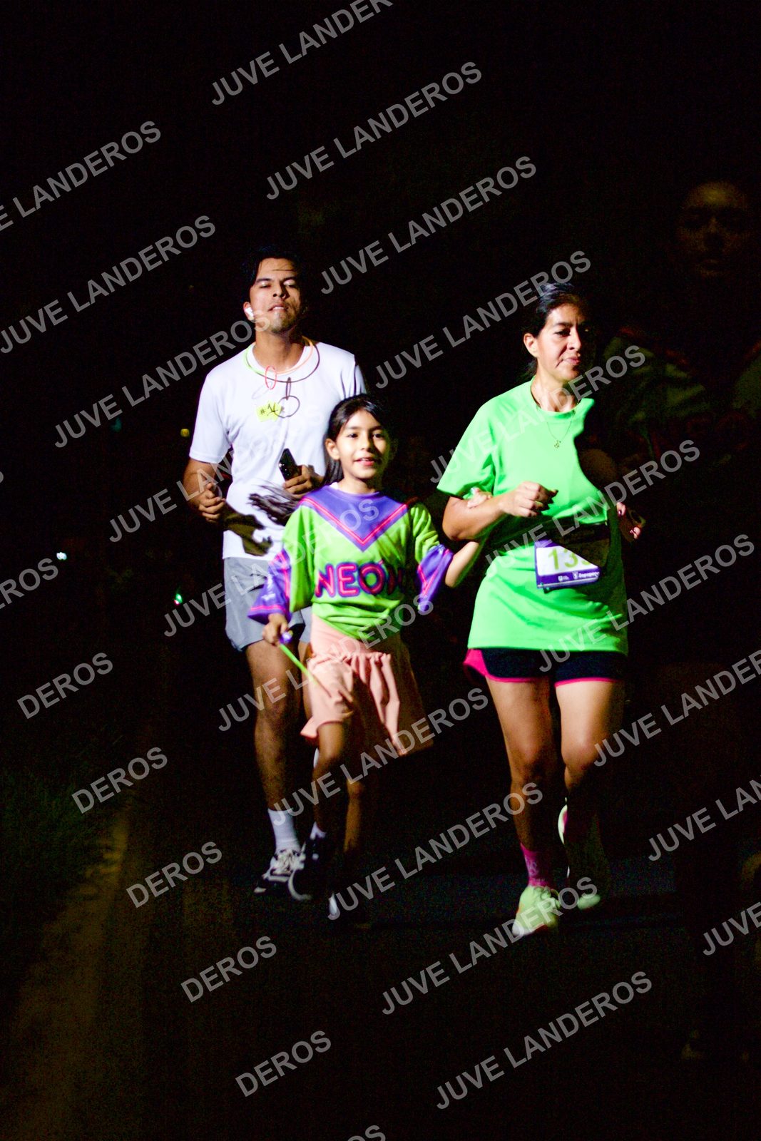 Foto de la Carrera Neón 2026 (Serial Corramos Zapopan) en Parque de las Niñas y los Niños, Blvd. Panamericano 430, Zapopan a las 20:20 · dorsal 13