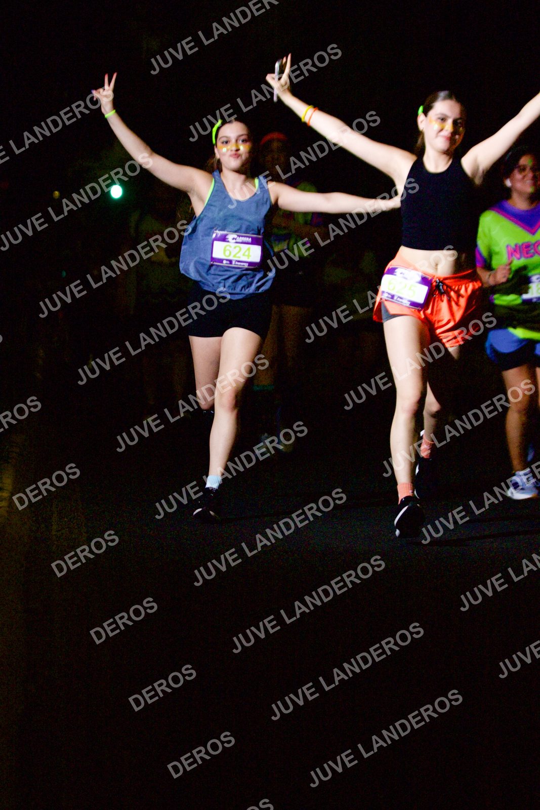 Foto de la Carrera Neón 2026 (Serial Corramos Zapopan) en Parque de las Niñas y los Niños, Blvd. Panamericano 430, Zapopan a las 20:17 · dorsal 624, 625