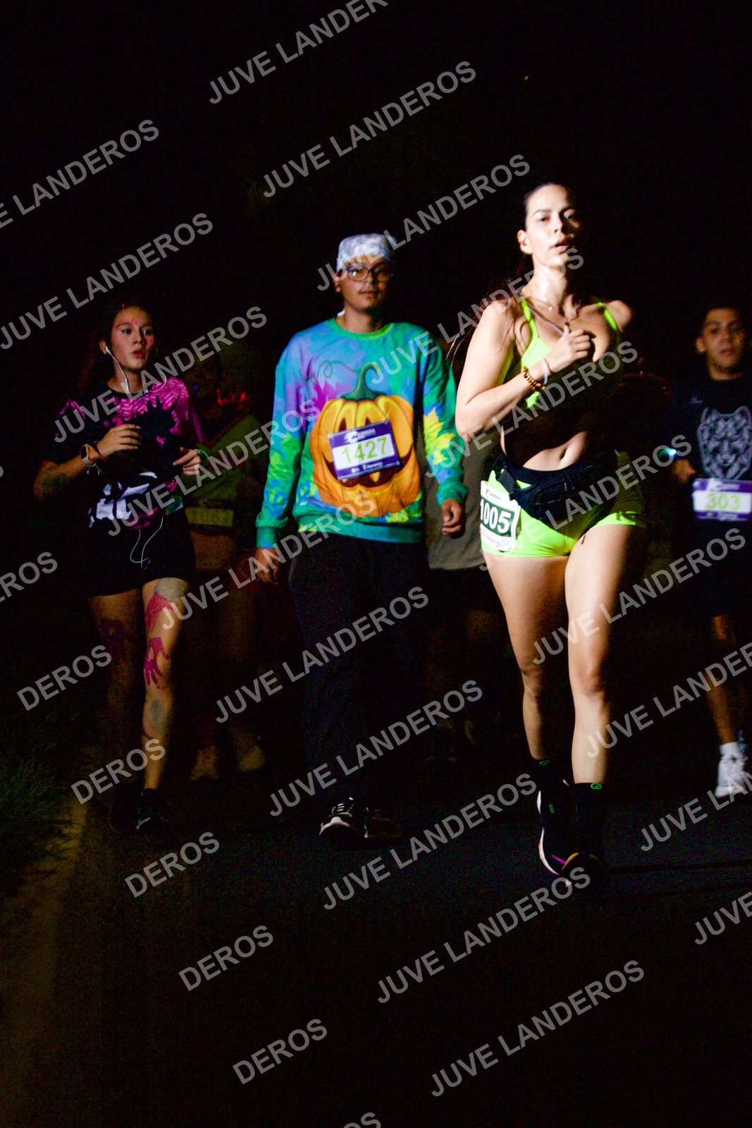 Foto de la Carrera Neón 2026 (Serial Corramos Zapopan) en Parque de las Niñas y los Niños, Blvd. Panamericano 430, Zapopan a las 20:13 · dorsal 1427, 303, 1005