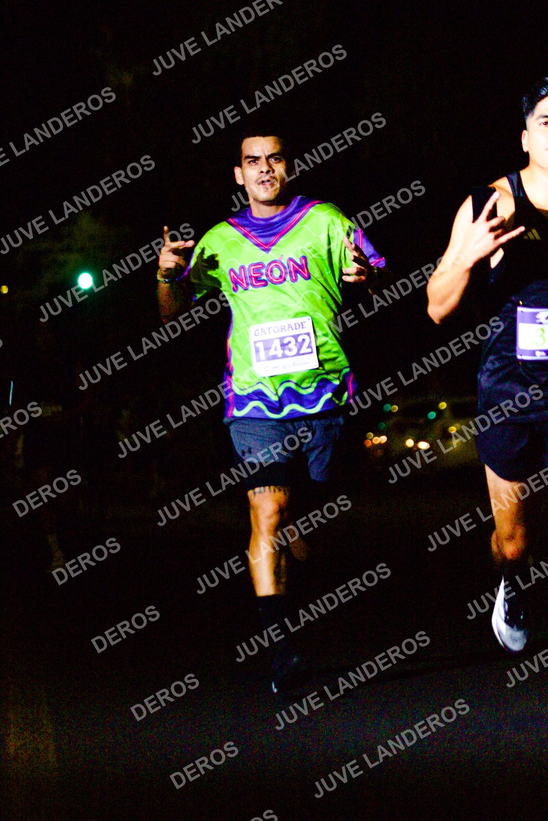 Foto de la Carrera Neón 2026 (Serial Corramos Zapopan) en Parque de las Niñas y los Niños, Blvd. Panamericano 430, Zapopan a las 20:10 · dorsal 1432
