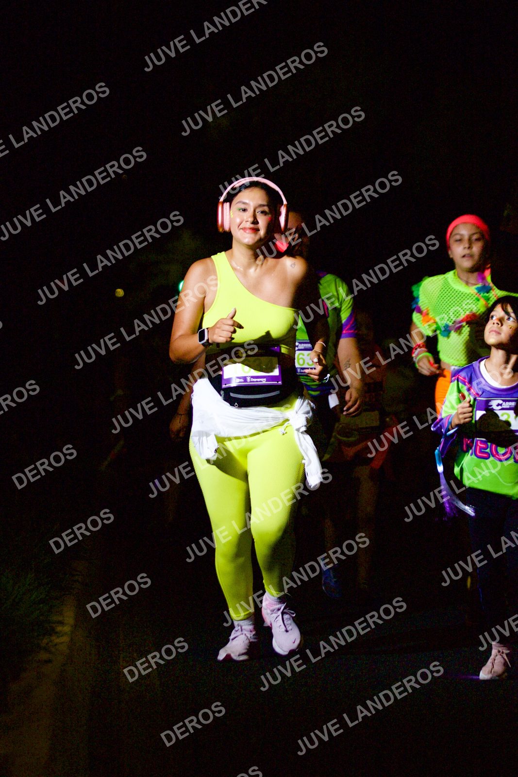 Foto de la Carrera Neón 2026 (Serial Corramos Zapopan) en Parque de las Niñas y los Niños, Blvd. Panamericano 430, Zapopan a las 20:19 · dorsal 63