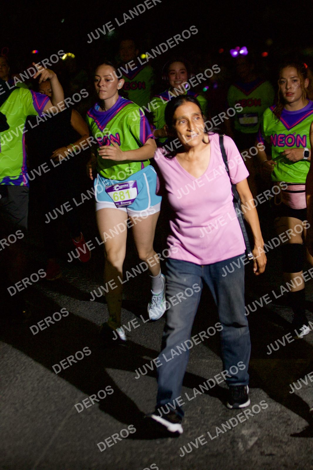 Foto de la Carrera Neón 2026 (Serial Corramos Zapopan) en Parque de las Niñas y los Niños, Blvd. Panamericano 430, Zapopan a las 20:32 · dorsal 681