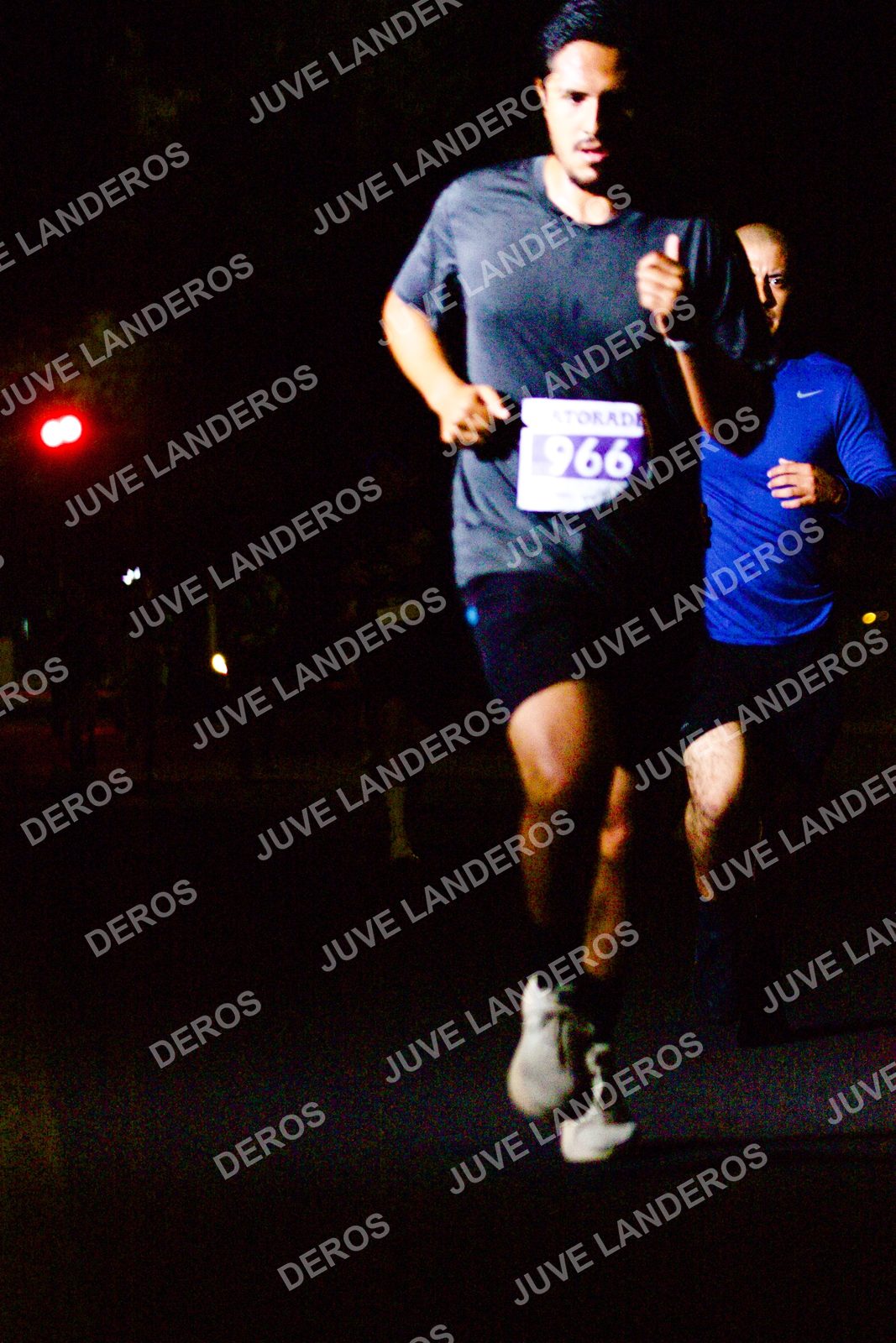 Foto de la Carrera Neón 2026 (Serial Corramos Zapopan) en Parque de las Niñas y los Niños, Blvd. Panamericano 430, Zapopan a las 20:09 · dorsal 966