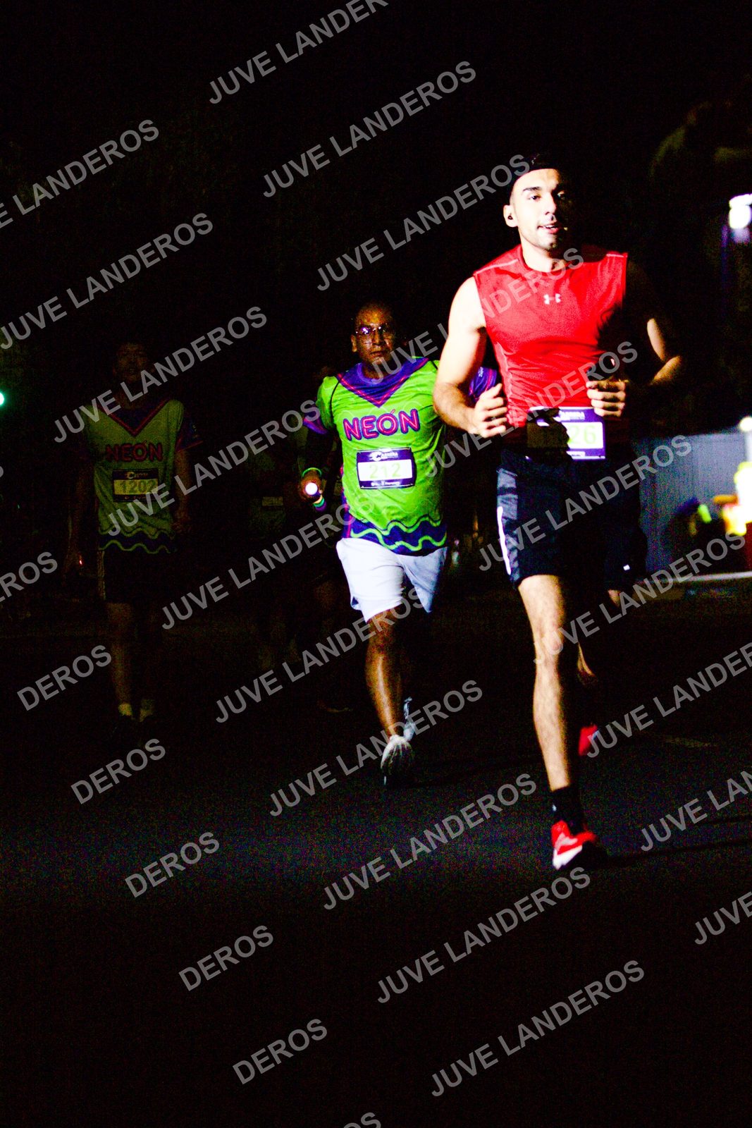 Foto de la Carrera Neón 2026 (Serial Corramos Zapopan) en Parque de las Niñas y los Niños, Blvd. Panamericano 430, Zapopan a las 20:12 · dorsal 212, 1202, 26