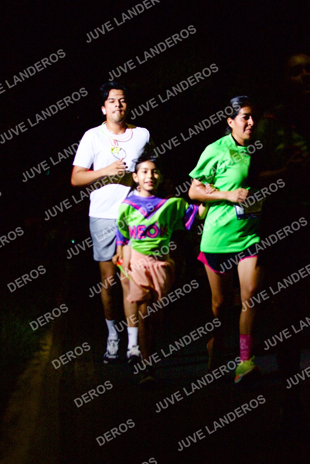 Foto de la Carrera Neón 2026 (Serial Corramos Zapopan) en Parque de las Niñas y los Niños, Blvd. Panamericano 430, Zapopan a las 20:20