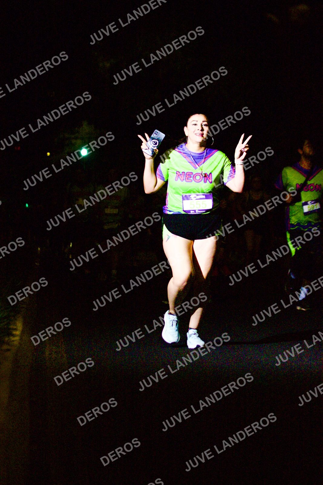 Foto de la Carrera Neón 2026 (Serial Corramos Zapopan) en Parque de las Niñas y los Niños, Blvd. Panamericano 430, Zapopan a las 20:17 · dorsal 555, 591