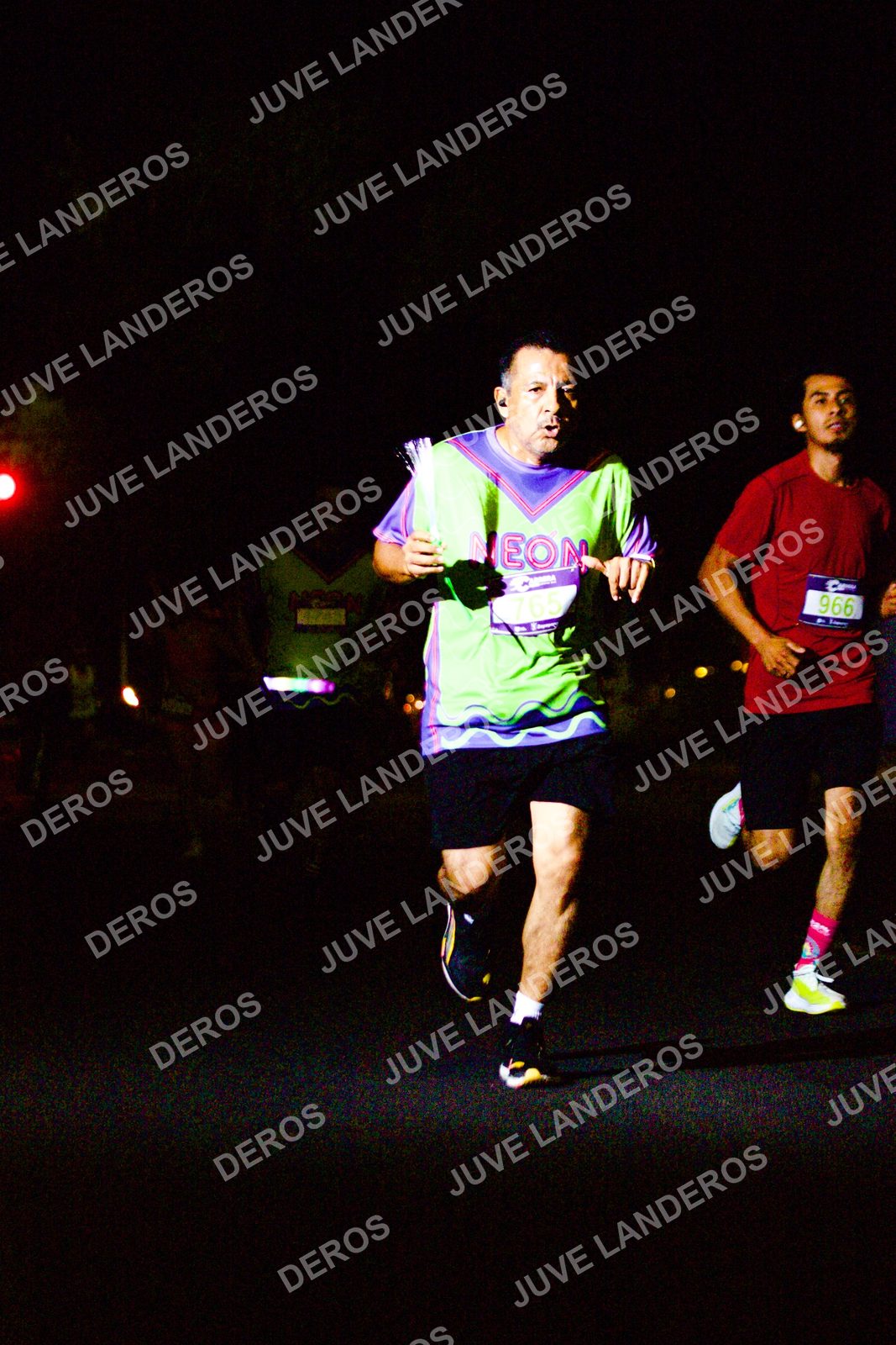 Foto de la Carrera Neón 2026 (Serial Corramos Zapopan) en Parque de las Niñas y los Niños, Blvd. Panamericano 430, Zapopan a las 20:11 · dorsal 966, 765