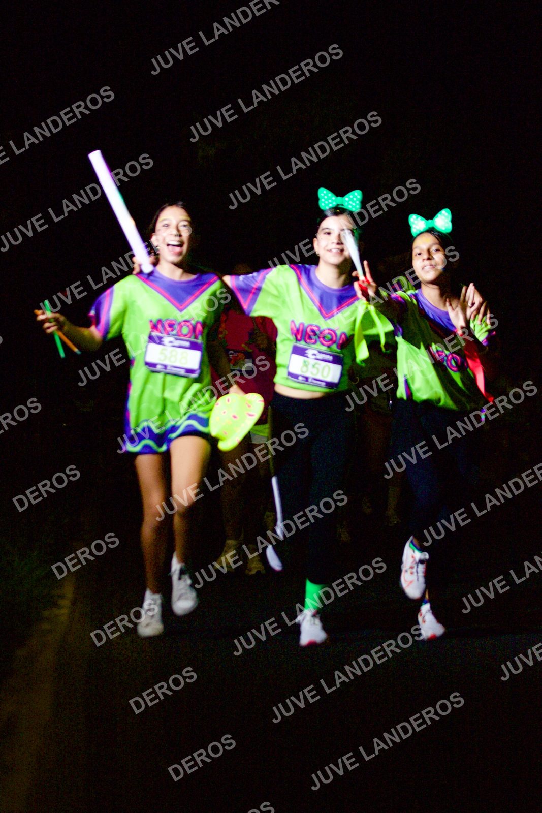 Foto de la Carrera Neón 2026 (Serial Corramos Zapopan) en Parque de las Niñas y los Niños, Blvd. Panamericano 430, Zapopan a las 20:21 · dorsal 850, 588