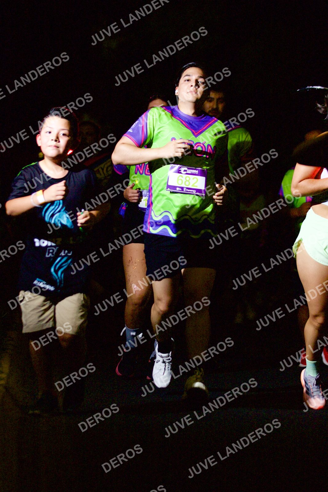 Foto de la Carrera Neón 2026 (Serial Corramos Zapopan) en Parque de las Niñas y los Niños, Blvd. Panamericano 430, Zapopan a las 20:18 · dorsal 682