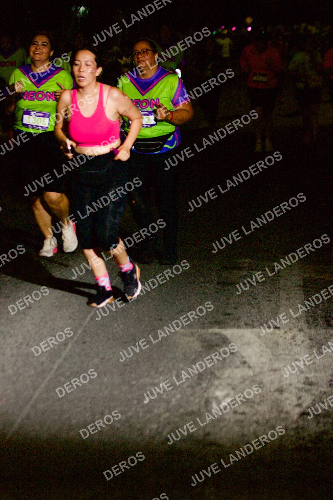 Foto de la Carrera Neón 2026 (Serial Corramos Zapopan) en Parque de las Niñas y los Niños, Blvd. Panamericano 430, Zapopan a las 20:32 · dorsal 1305
