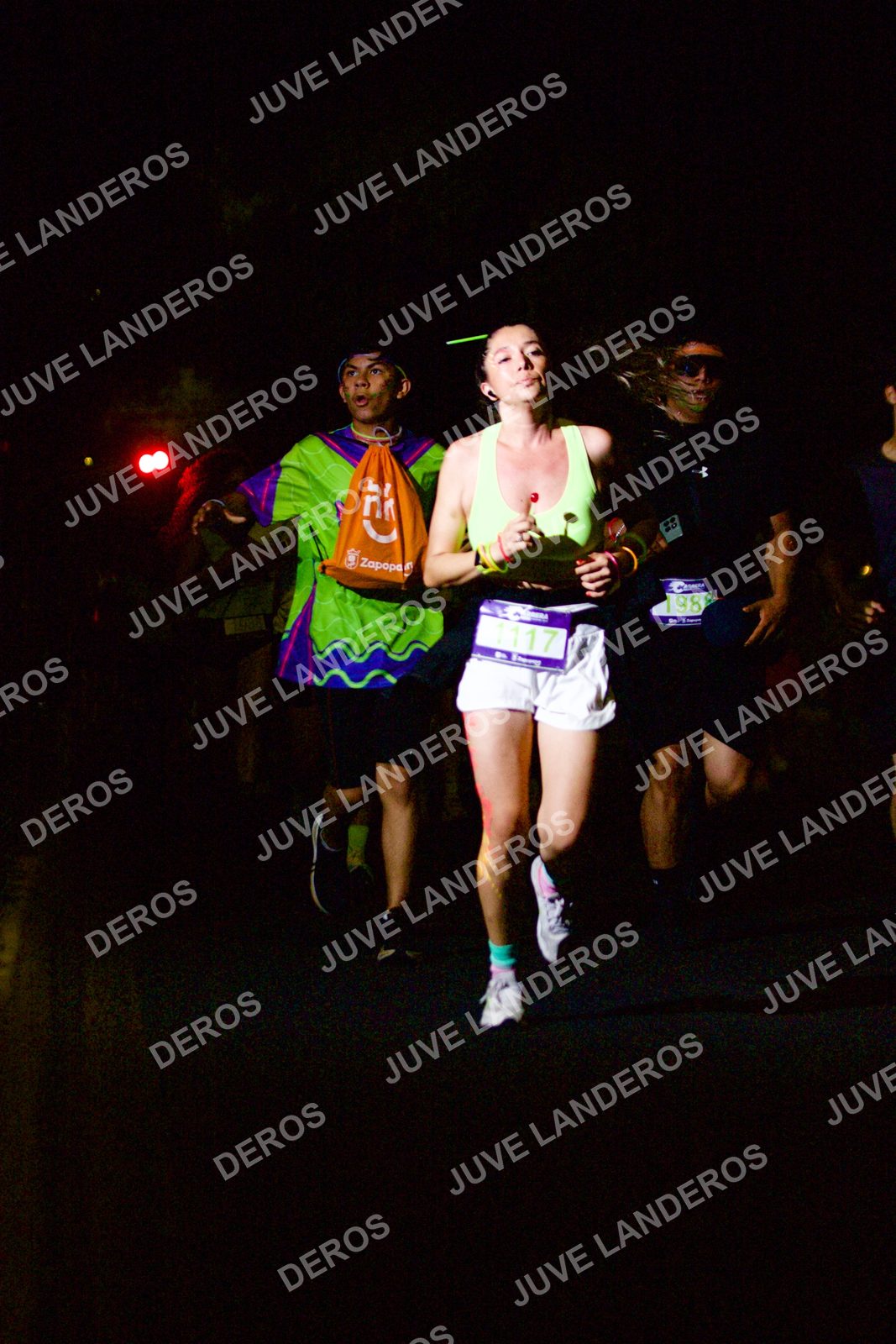Foto de la Carrera Neón 2026 (Serial Corramos Zapopan) en Parque de las Niñas y los Niños, Blvd. Panamericano 430, Zapopan a las 20:15 · dorsal 98, 1117