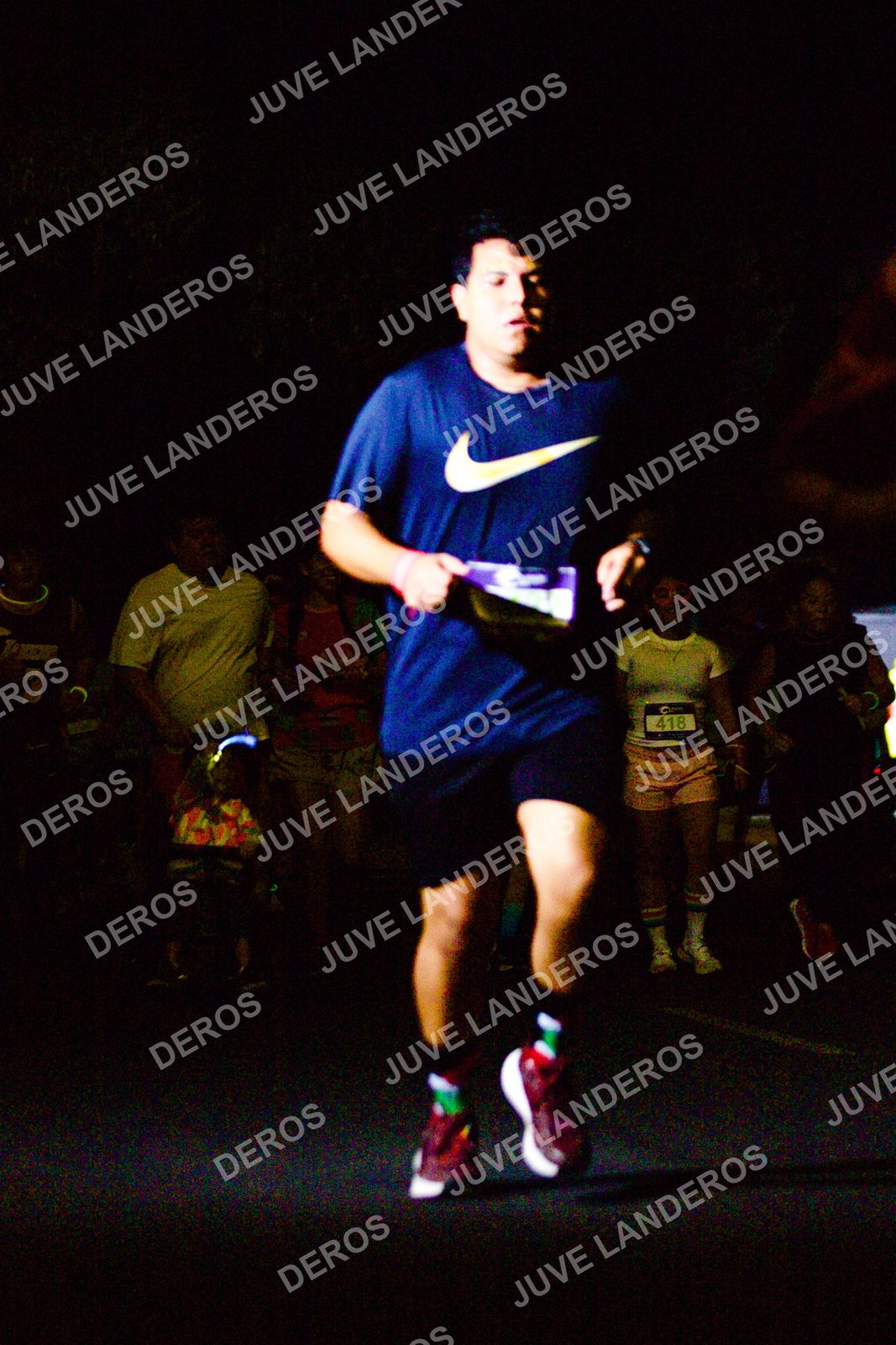 Foto de la Carrera Neón 2026 (Serial Corramos Zapopan) en Parque de las Niñas y los Niños, Blvd. Panamericano 430, Zapopan a las 20:22 · dorsal 418