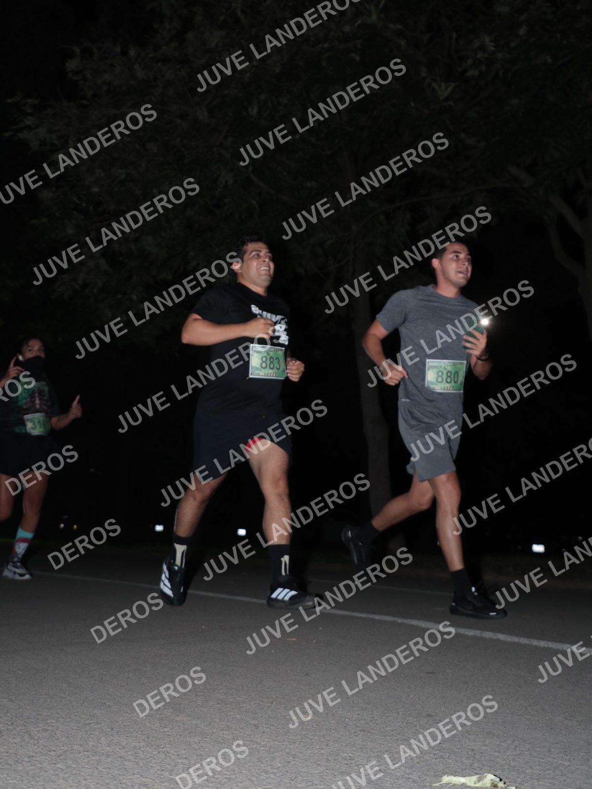 Foto de la Carrera Nocturna de Zombies Parque Metropolitano 2026 en Parque Metropolitano de Guadalajara, Zapopan, Jalisco a las 20:49 · dorsal 883, 880, 31