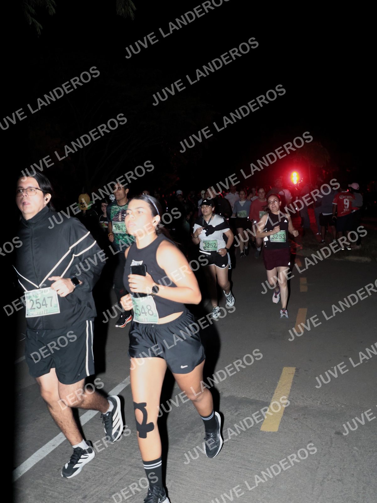 Foto de la Carrera Nocturna de Zombies Parque Metropolitano 2026 en Parque Metropolitano de Guadalajara, Zapopan, Jalisco a las 20:16 · dorsal 2547, 3252, 3253, 187
