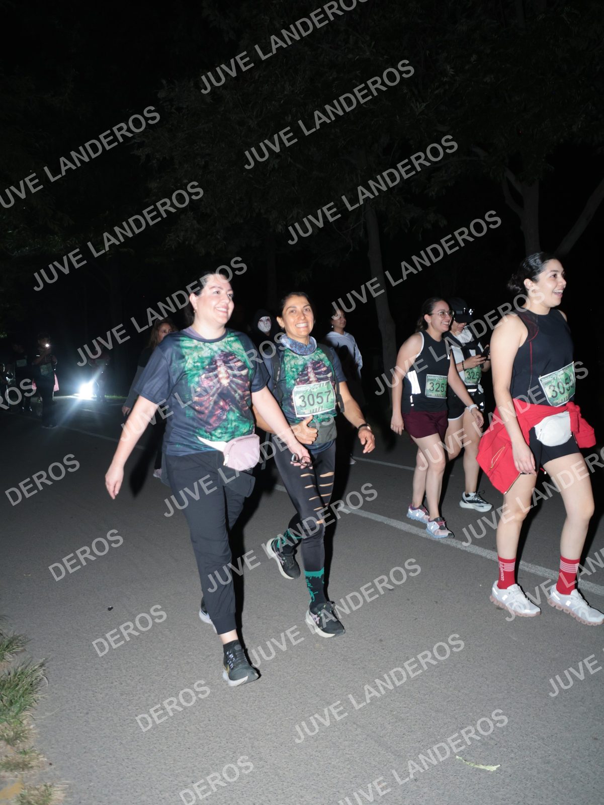 Foto de la Carrera Nocturna de Zombies Parque Metropolitano 2026 en Parque Metropolitano de Guadalajara, Zapopan, Jalisco a las 21:05 · dorsal 3057, 325, 3055