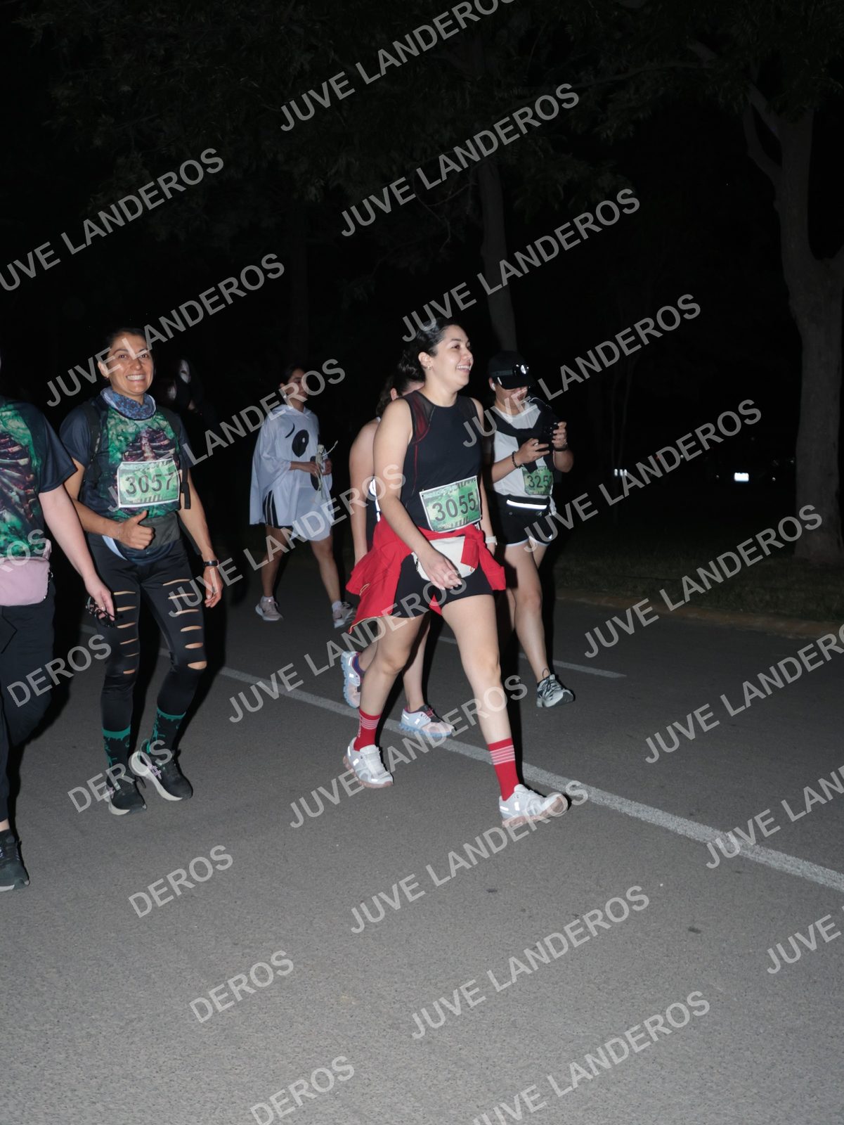 Foto de la Carrera Nocturna de Zombies Parque Metropolitano 2026 en Parque Metropolitano de Guadalajara, Zapopan, Jalisco a las 21:05 · dorsal 3055, 3057, 325