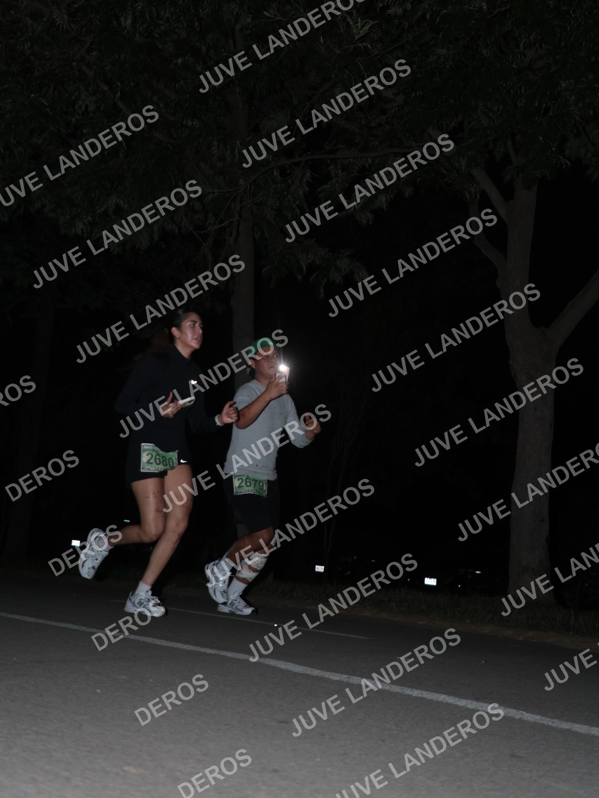 Foto de la Carrera Nocturna de Zombies Parque Metropolitano 2026 en Parque Metropolitano de Guadalajara, Zapopan, Jalisco a las 20:54 · dorsal 2680, 2679