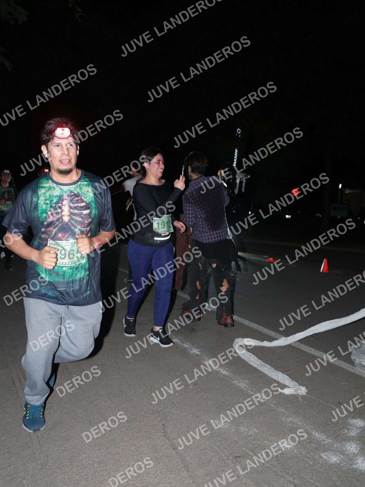 Foto de la Carrera Nocturna de Zombies Parque Metropolitano 2026 en Parque Metropolitano de Guadalajara, Zapopan, Jalisco a las 20:59 · dorsal 1912, 965